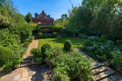 10 bed, 10 bath Detached in London - Photo 20