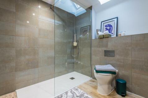 En suite shower room (main bedroom)