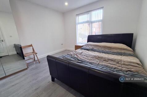 Bedroom 1 - Kingsize Bed