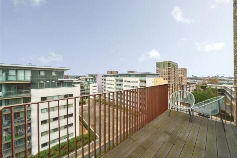 3 bed, 2 bath Flat in London - Photo 4