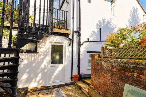 Studio flat on London Road, Hemel Hempstead, HP3, £895/mo
