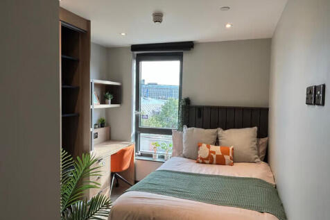 Our Standard Ensuite rooms are thoughtfully designed to make the most of their 13-13.8 sqm space, offering everything you need for comfortable, independent living. The bed is small double and position