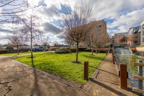 Queen Mary Avenue, E18