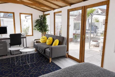 Large Garden Room / AirBnB
