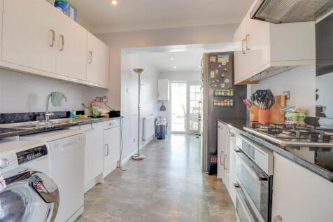 7 RETTENDON GARDENS WICKFORD-9.jpg