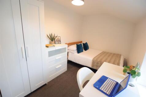 4-bed terraced on 27/28 - Carholme Road - Student House, £1,993/mo