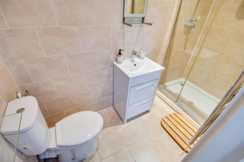 EN-SUITE SHOWER ROOM