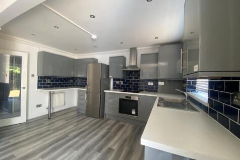 Barbe Baker Avenue, West End, SOUTHAMPTON photo 3
