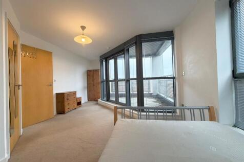 86QC - MASTER BEDROOM.jpg