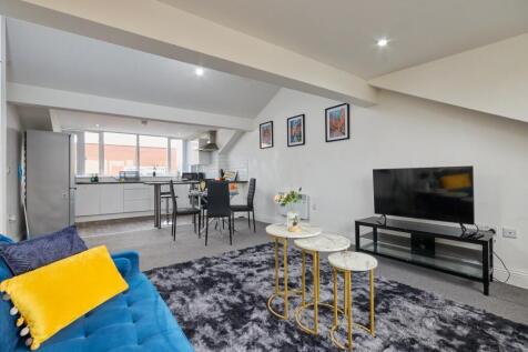 2 bed flat to rent Barrow Hill Cl, London KT4