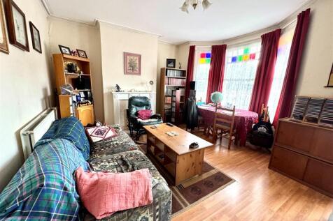 8a Hamlet Road lounge pt 2