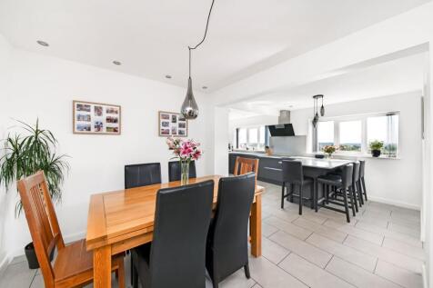 OPEN-PLAN DINING KITCHEN - DINING AREA