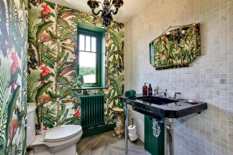 Ground Floor Guest Cloakroom