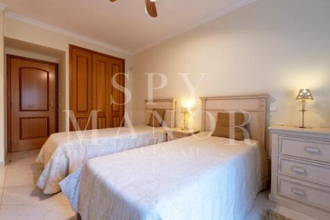 Twin bedroom with two beds and built-in wardrobe in townhouse for sale in Ferragudo, Algarve.
