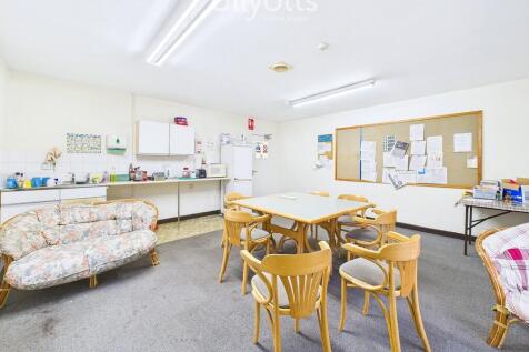 Retail Property (high street) to rent Image 4
