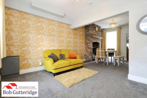 OPEN PLAN LOUNGE / DINING ROOM