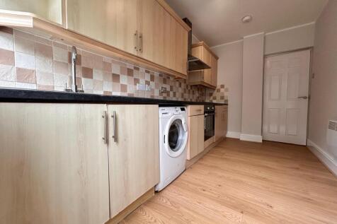 3-bed flat on Bristol Road South, Longbridge, Birmingham, £995/mo