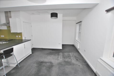 CLOSE TO STATION photo 3