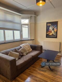 4-bed flat on Wimborne Road, Bournemouth, BH9, £2,000/mo