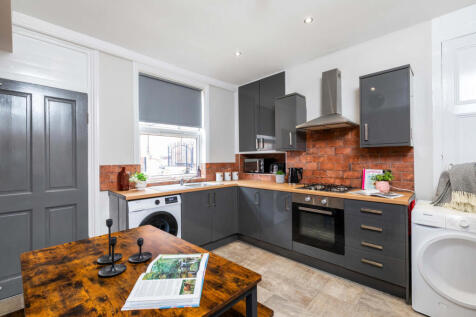 6-bed house on Royal Park Road, Leeds, £4,030/mo