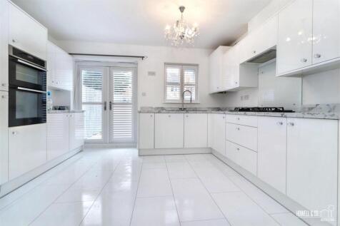 KITCHEN/LIVING ROOM