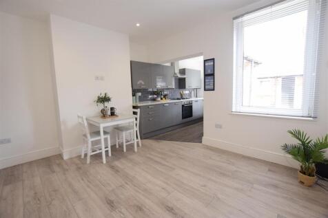 27/28 - Cranwell Street - Student Apartment photo 4