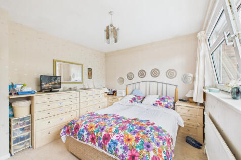 CAM02909G0-PR0484-STILL036