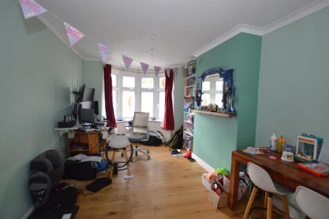 38 Waverley Avenue lounge area 2026.jpg