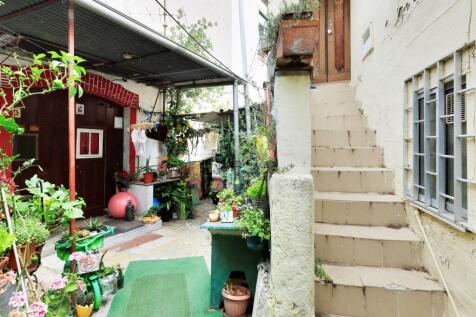 Charming Building, Estrela