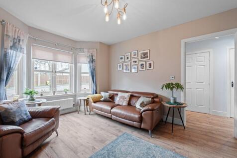 4 bed, 3 bath Detached in Leeds - Photo 3