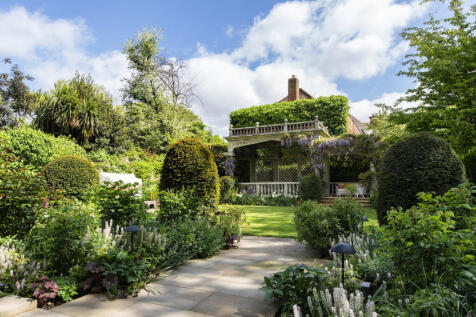 10 bed, 10 bath Detached in London - Photo 21