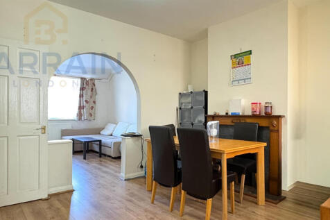 Market street for Rent by Barrain London Estate Ag
