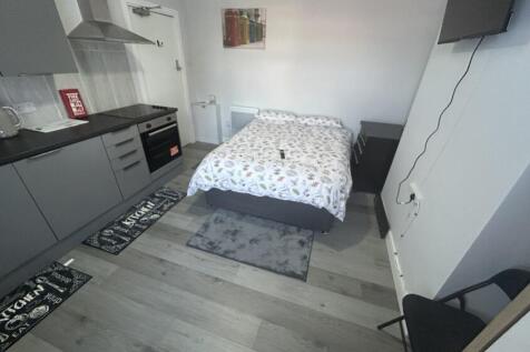 Studio house on Bournemouth Road, Poole, Dorset, BH14, £745/mo