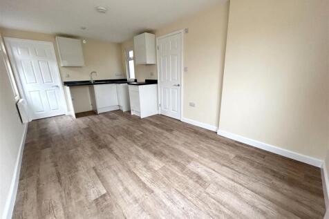 LOUNGE/KITCHENETTE