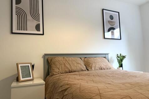 2 BED STUDENT FLAT // July 2027 photo 4