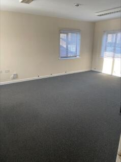 Retail Property (out of town) to rent Image 12