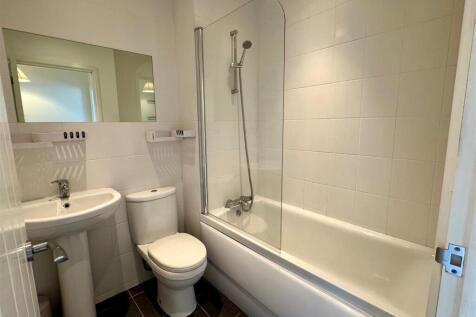 2 Wartha Mews Bathroom