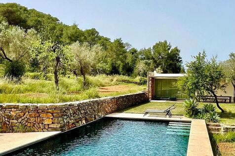 Private 12m swimming pool with sunbathing deck, nestled in a serene Ibiza estate.