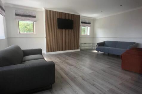 5-bed flat on Flat 1 Headingley House, 96 Ash Road, Leeds, £2,990/mo
