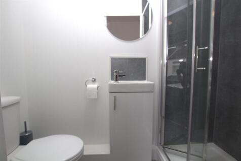 upstairs front en-suite.jpg