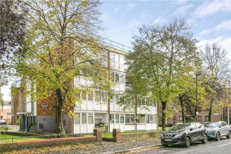 3-bed flat on Union Grove, London, SW8, £2,800/mo