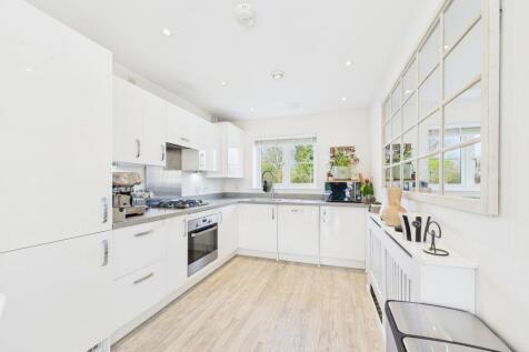 CAM01354G0-PR0468-STILL014