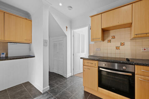 Lovely three-bedroom Mid-terraced in South Ealing