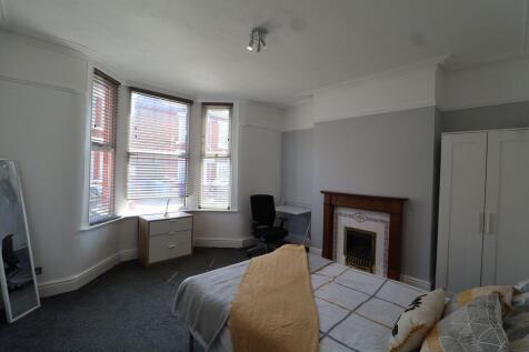Four bedroom Student House - Portman Road, L15  photo 2