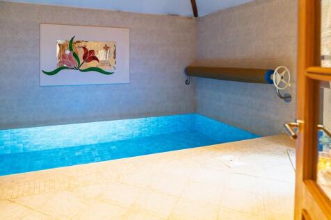 Indoor swimming pool at No.7