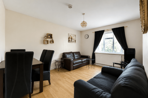 3 Bedroom Flat in Whitton Nelson Road