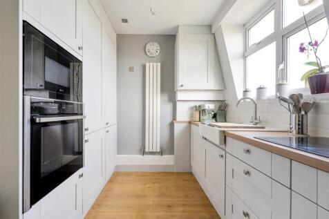 Churchfields, E18