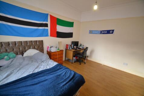 Bright, well-kept double bedroom with a comfort...