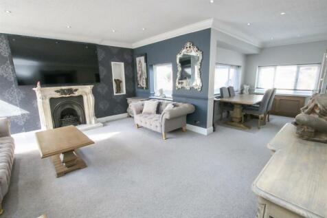 LOUNGE / DINING ROOM