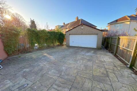 Driveway and garage to rear.jpg